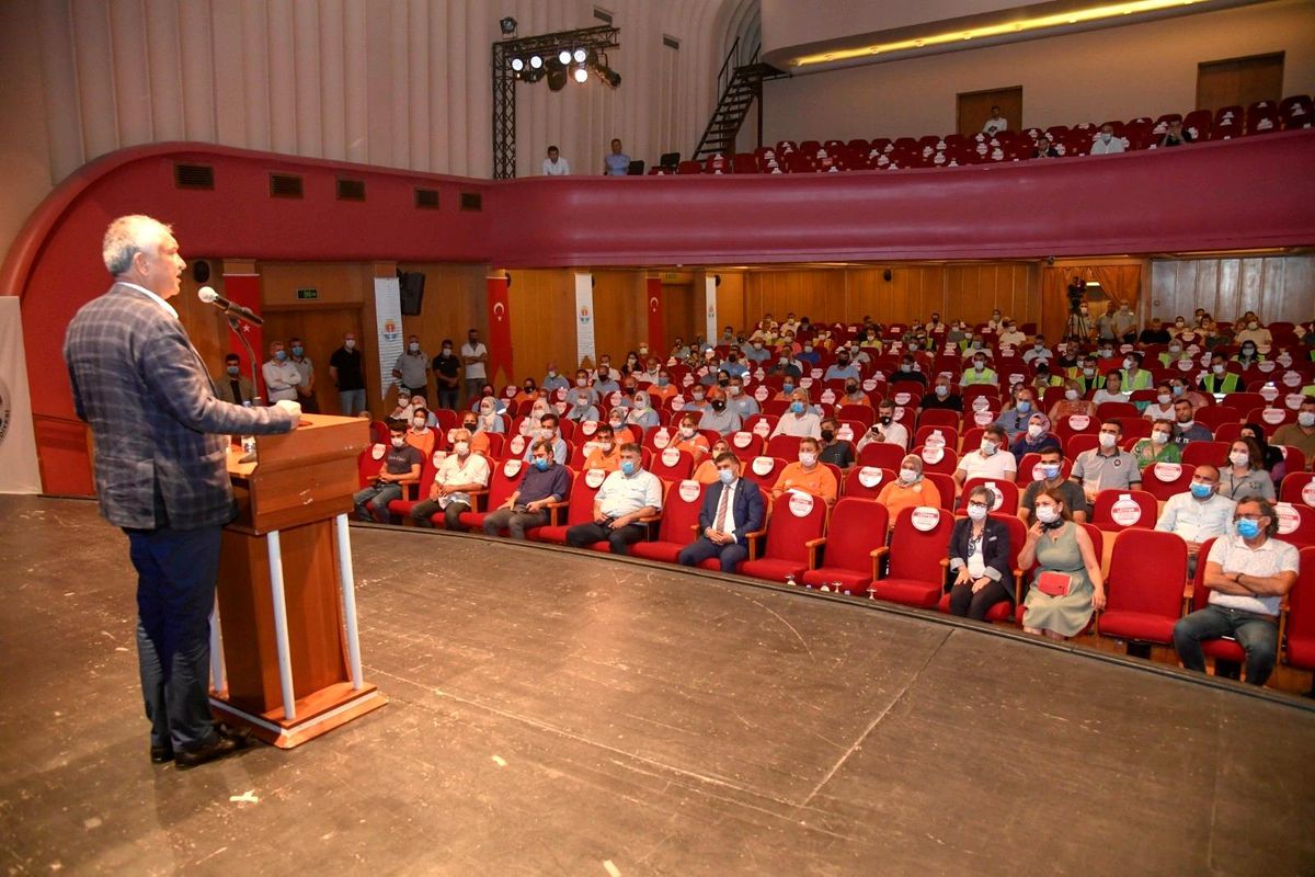 Başkan Zeydan Karalar çalışanlarla bayramlaştı, ikramiye müjdesi verdi