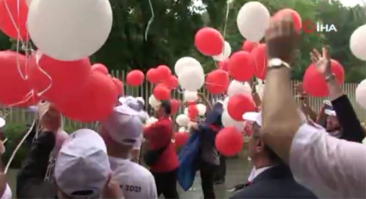 Berlin\'de 15 Temmuz şehitlerinin adının yazılı olduğu balonlar gökyüzüne bırakıldı