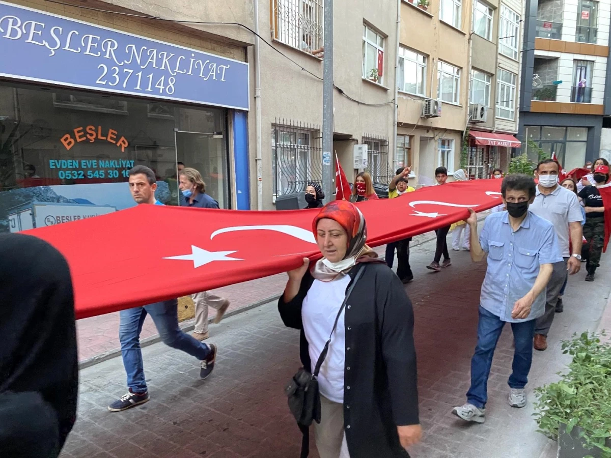 Beyoğlu\'nda 250 metrelik bayrağın altında yaklaşık bin kişi yürüdü