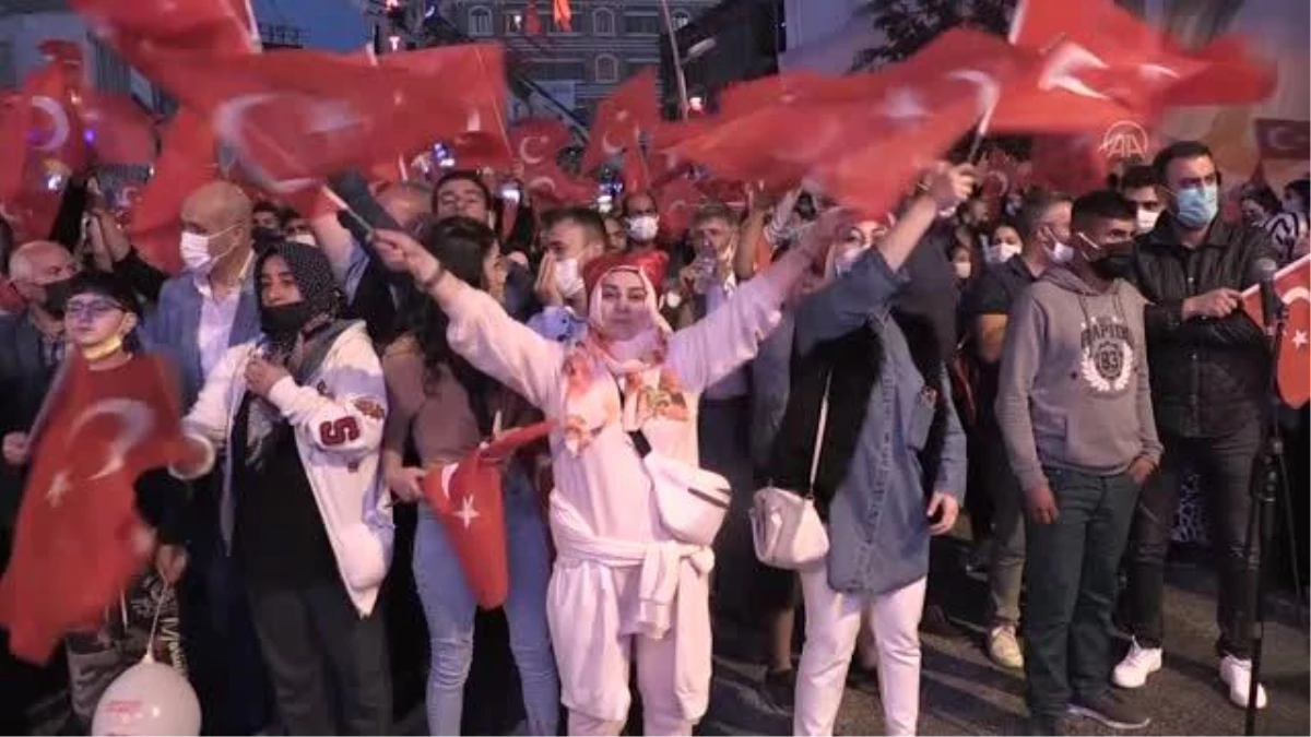 Binlerce kişi, Türk bayraklarıyla demokrasi nöbeti tuttu