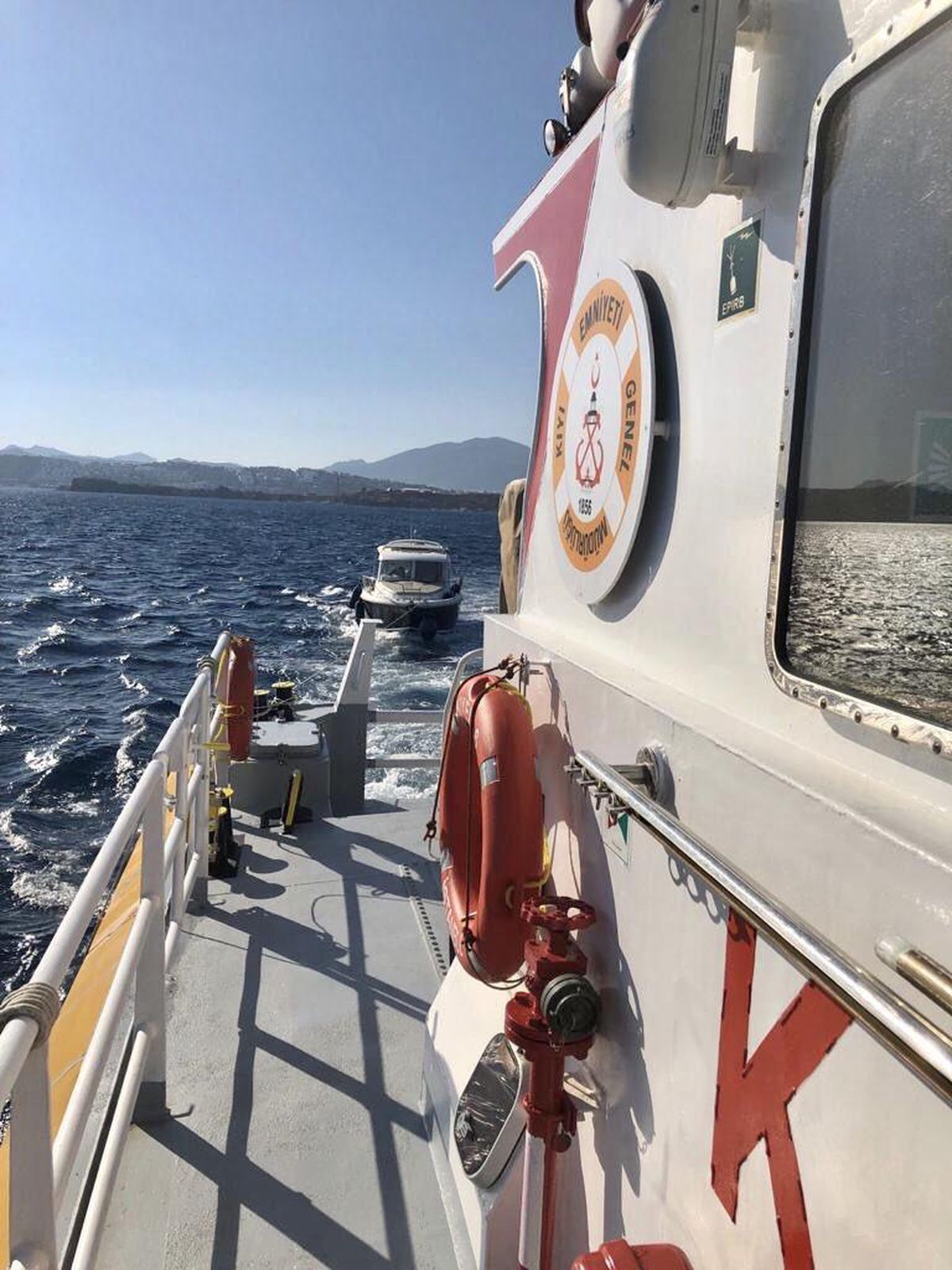 Bodrum açıklarında kayalıklara oturan tekne kurtarıldı