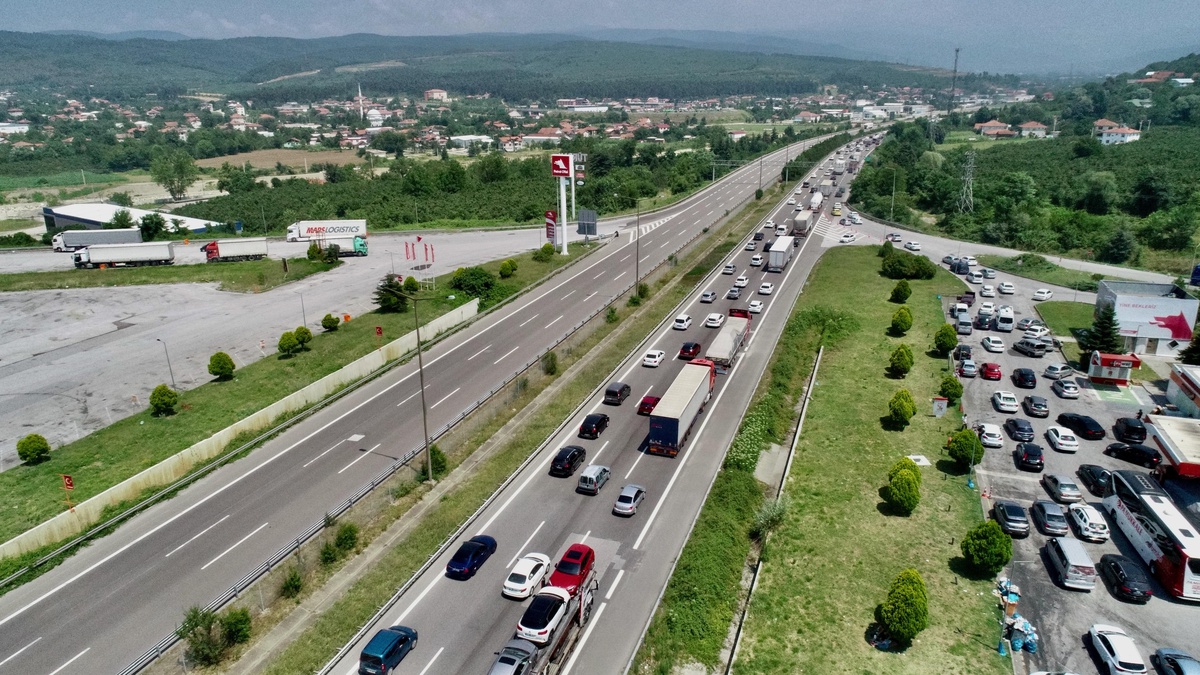 Bolu Dağı\'nda bayram tatili yoğunluğu nedeniyle uzun araç kuyrukları oluştu