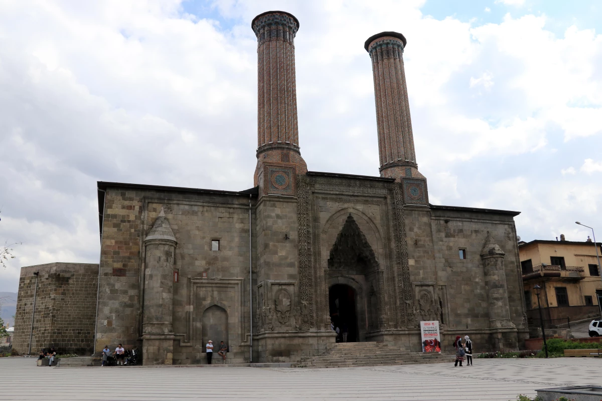 350 yıllık Çifte Minareli Medrese kapılarını Vakıf Eserleri Müzesi olarak tekrar açtı