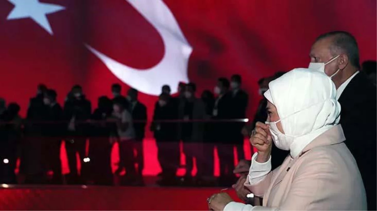 15 Temmuz Demokrasi Müzesi\'nde duygu dolu anlar! Erdoğan çifti gözyaşlarına hakim olamadı