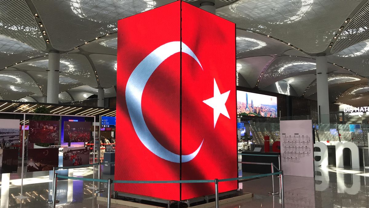 Darbe girişiminde milletin mücadelesi anlatıldığı İstanbul Havalimanı\'ndaki led kulelere yolcular ilgi gösterdi