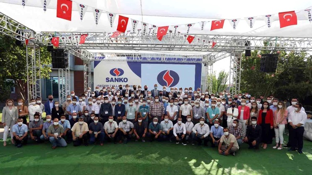 SANKO Holding'den 10 ila 40 yıl arasında çalışanlarına Değerli Yıllar Plaketi SANKO Holding'den 10 ila 40 yıl arasında çalışanlarına Değerli Yıllar Plaketi