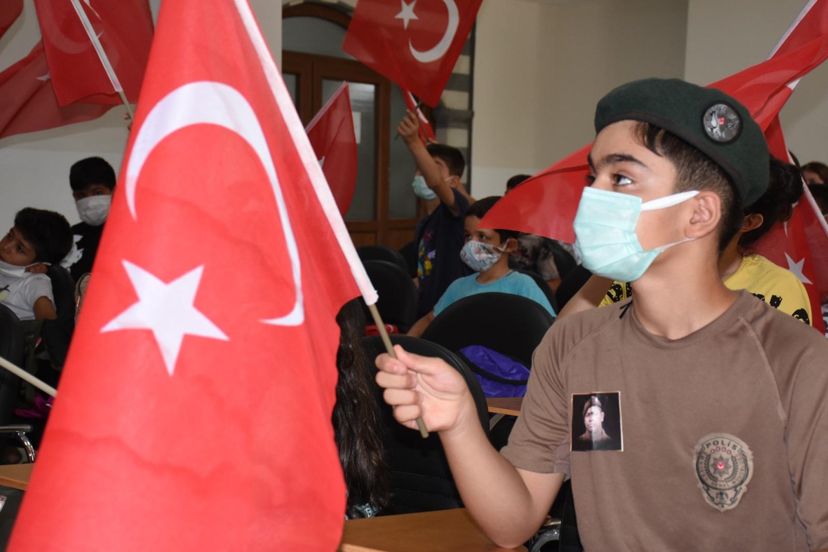 Diyarbakırlı öğrenciler 15 Temmuz şehitlerini andı