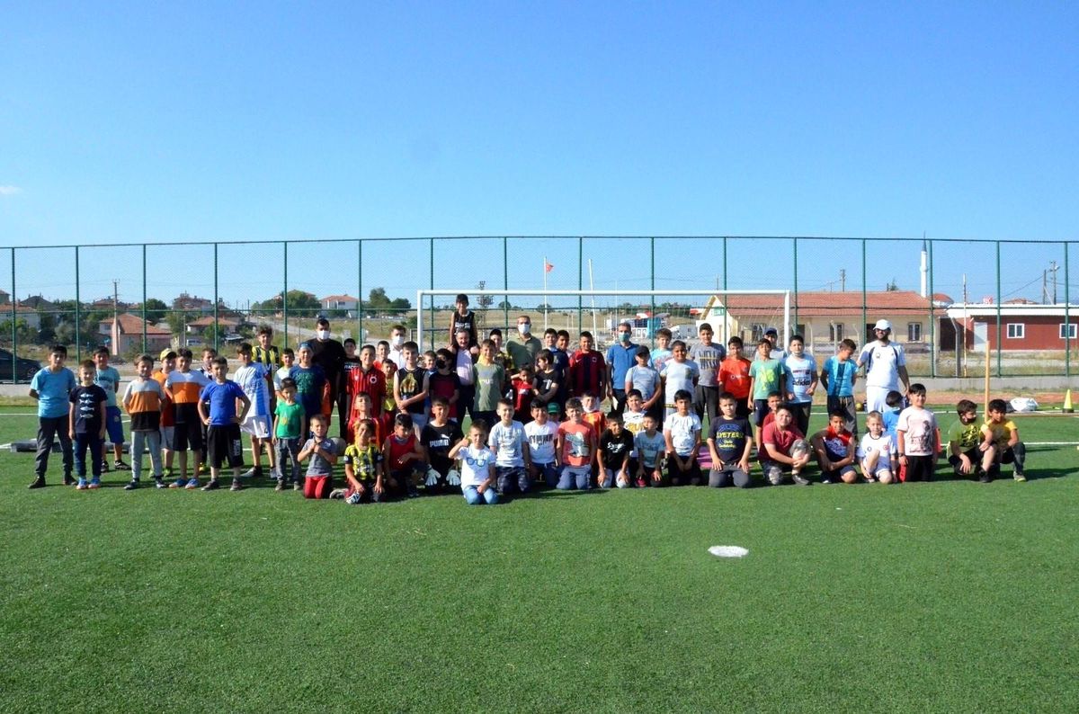 Futbol okulunda önce kitap okudular sonra dondurma ikram ettiler
