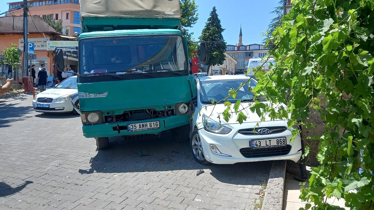 Son dakika haberi! Gediz\'de zincirleme kaza: 1 yaralı