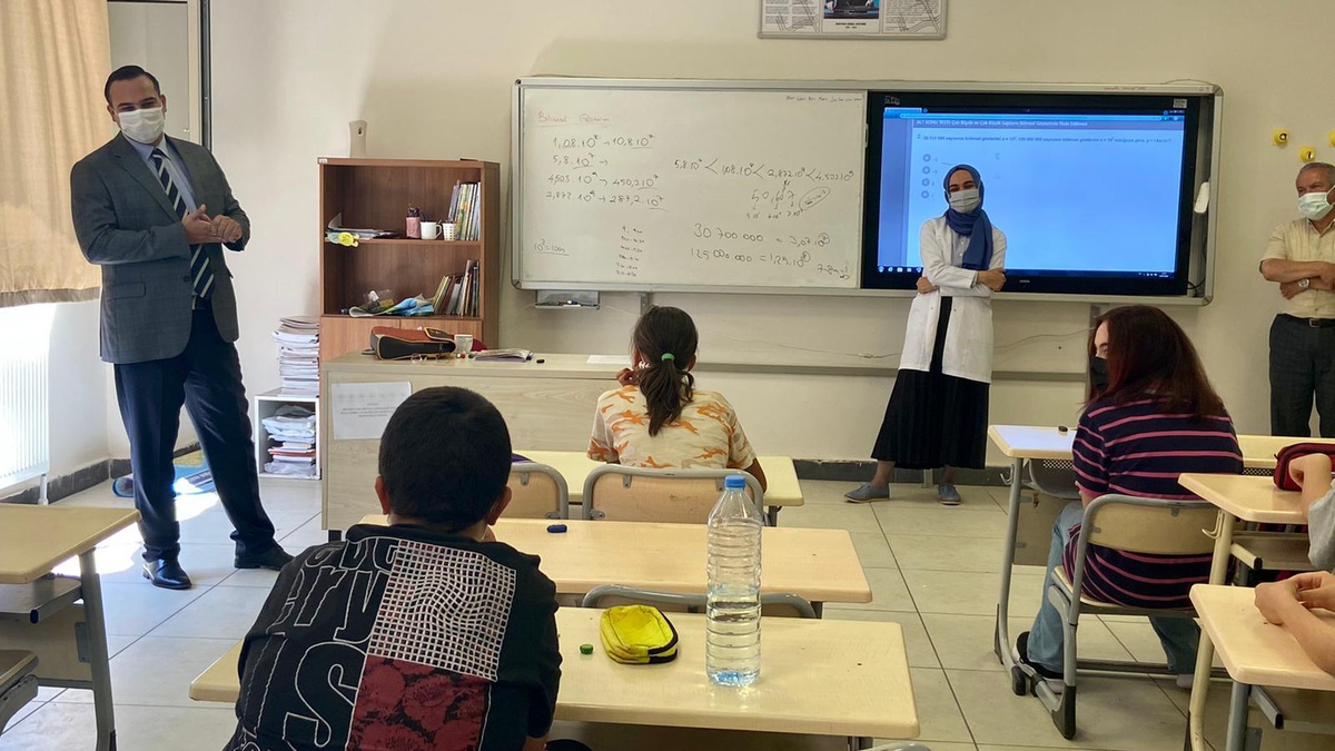 Gölpazarı Kaymakamı Şahin, LGS ve DYK kurslarına katılan öğrencileri ziyaret etti