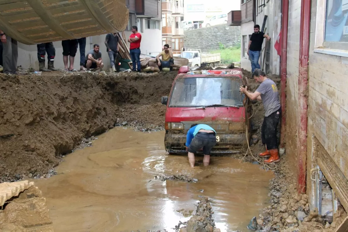 Son dakika haberi... Güneysu\'da selin yaraları sarılıyor