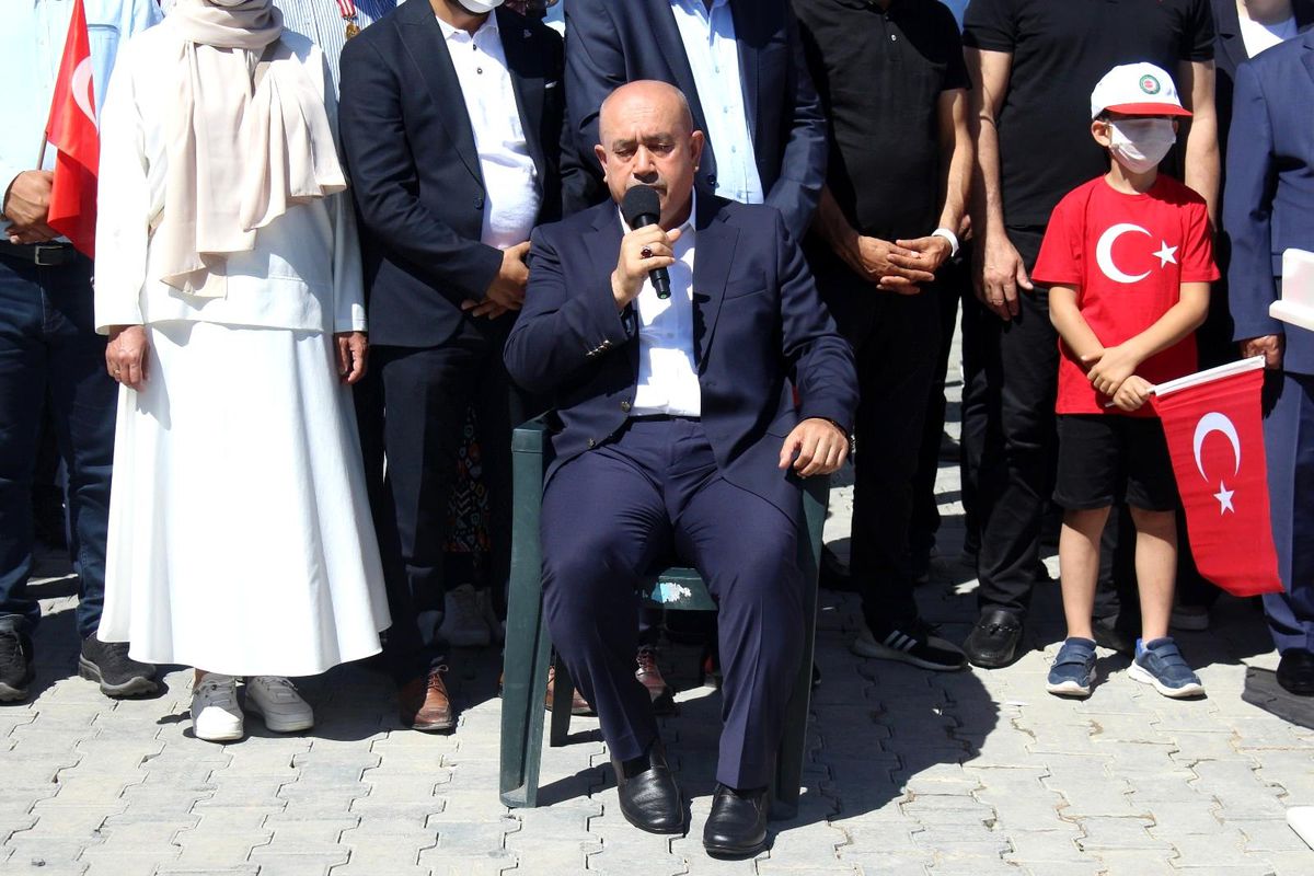 HAK-İŞ Konfederasyonu 15 Temmuz şehitlerini Karşıyaka Mezarlığı\'nda andı