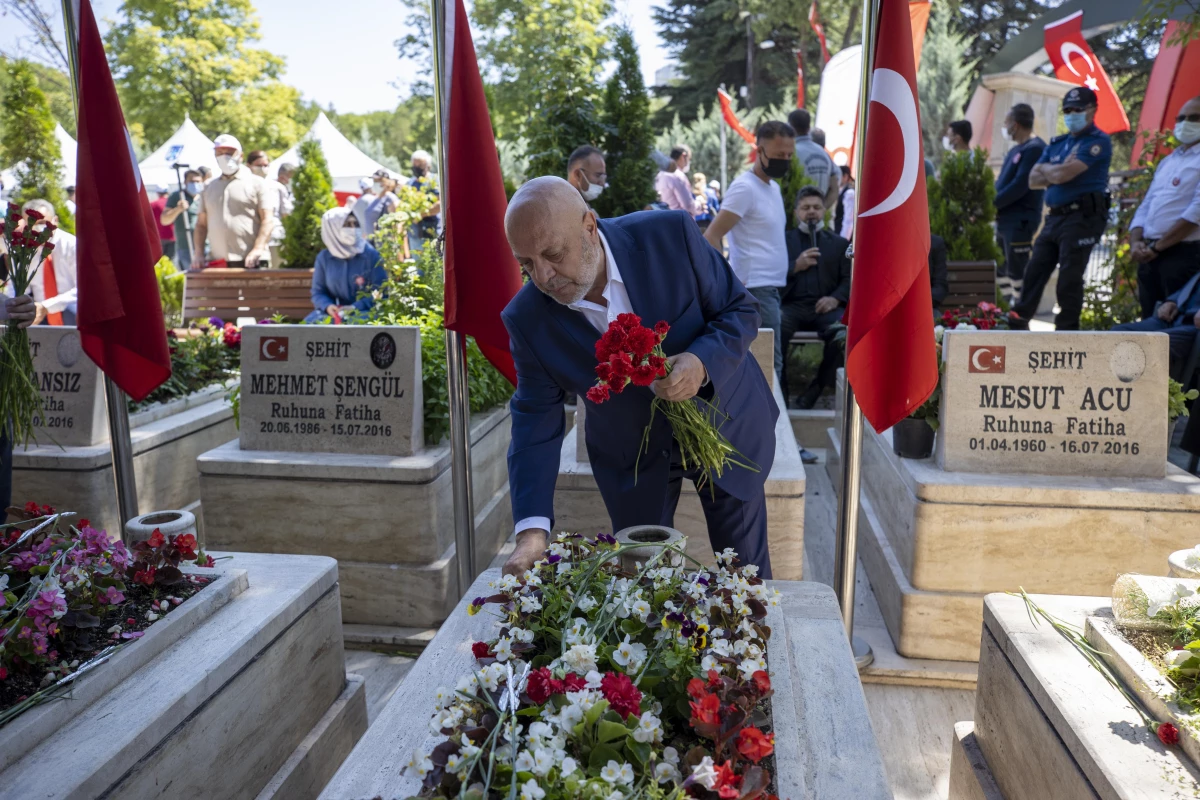 Hak-İş üyeleri, 15 Temmuz şehitlerini Karşıyaka Mezarlığı\'nda andı