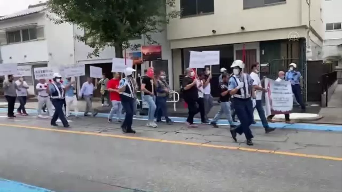 Japonya\'da FETÖ\'ye ait okulun önünde terör örgütü protestosu