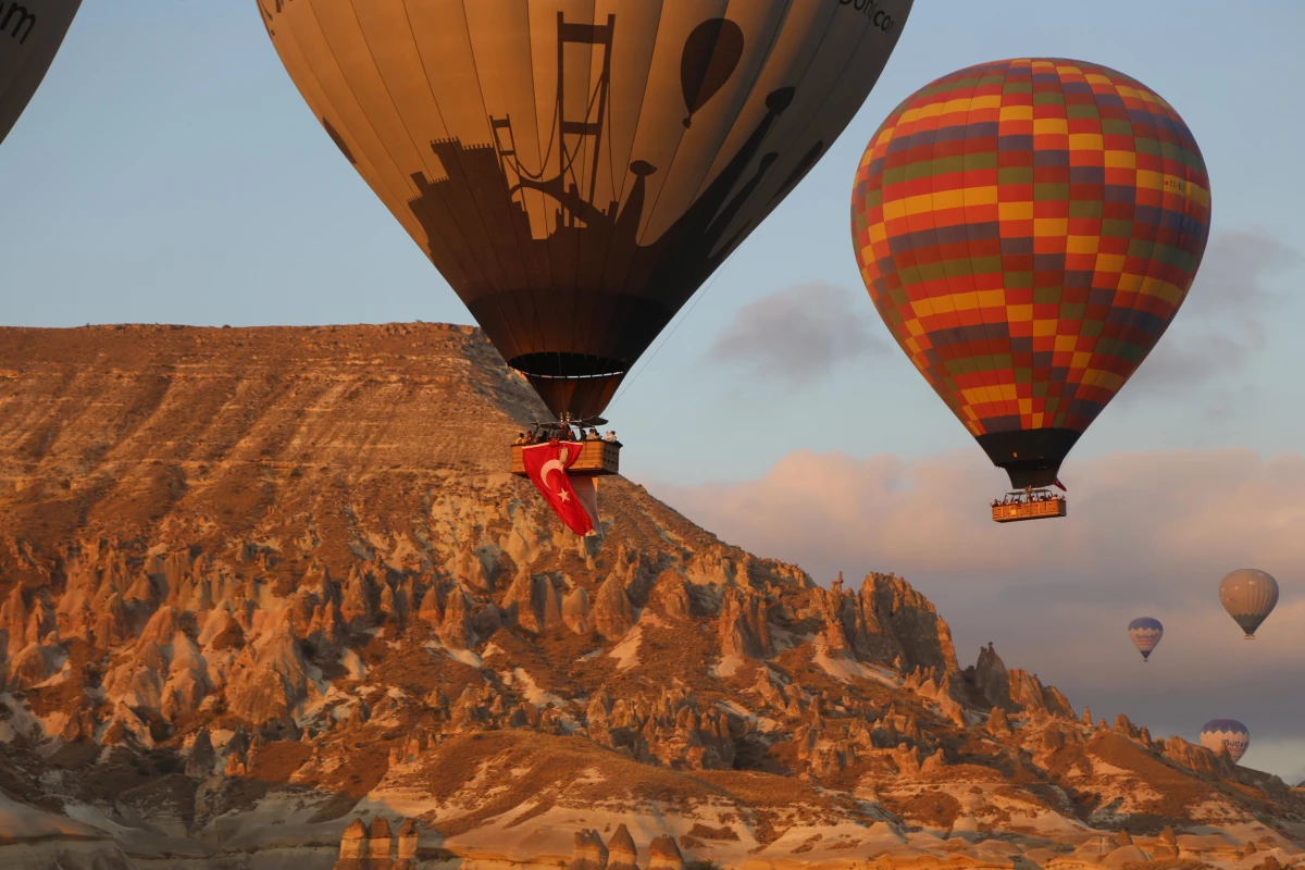 Kapadokya\'da balonlar 15 Temmuz nedeniyle Türk bayrağı ve pankartlarla havalandı