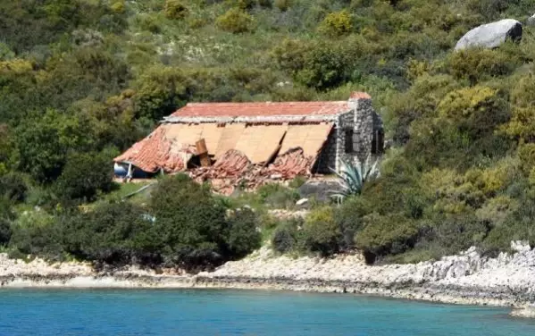 Kekova'daki kaçak villa yıkıldı