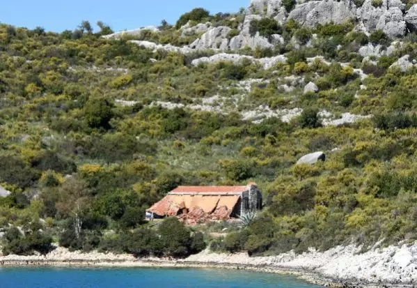 Kekova'daki kaçak villa yıkıldı