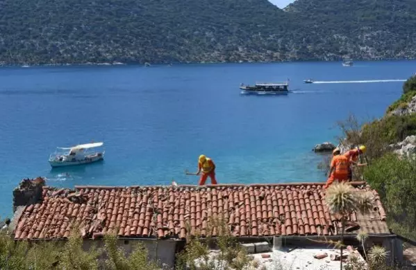 Kekova'daki kaçak villa yıkıldı