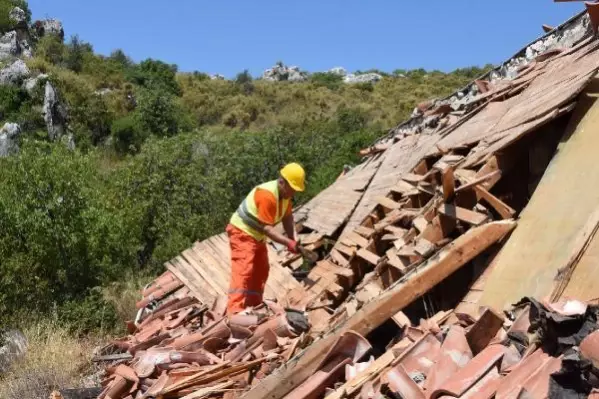 Kekova'daki kaçak villa yıkıldı