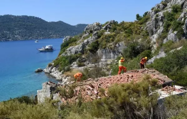 Kekova'daki kaçak villa yıkıldı