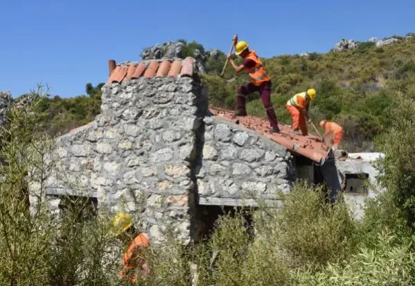 Kekova'daki kaçak villa yıkıldı