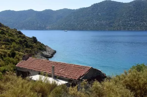 Kekova'daki kaçak villa yıkıldı