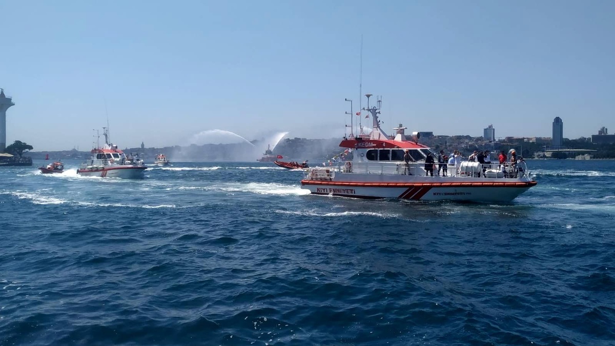 Kıyı Emniyeti\'nden 15 Temmuz anısına Üsküdar\'da saygı geçişi