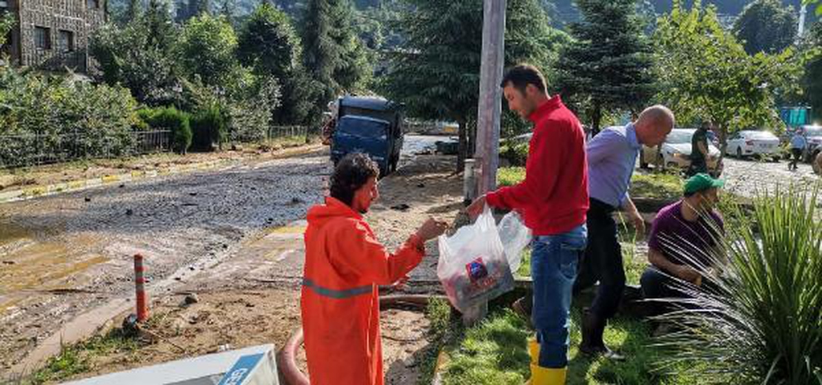 Son dakika haberleri | Kızılay\'dan Rize\'de selden etkilenen vatandaşlara destek