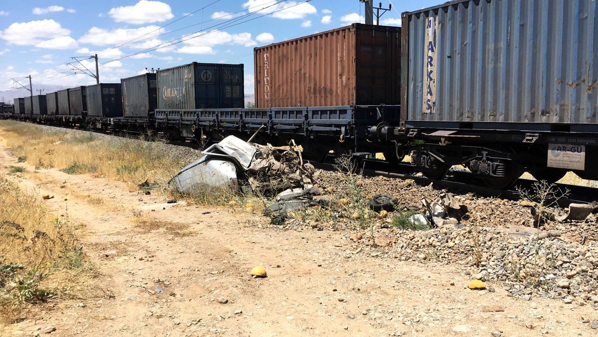 Malatya\'da yük treni rayların üzerinde kalan kamyonete çarptı