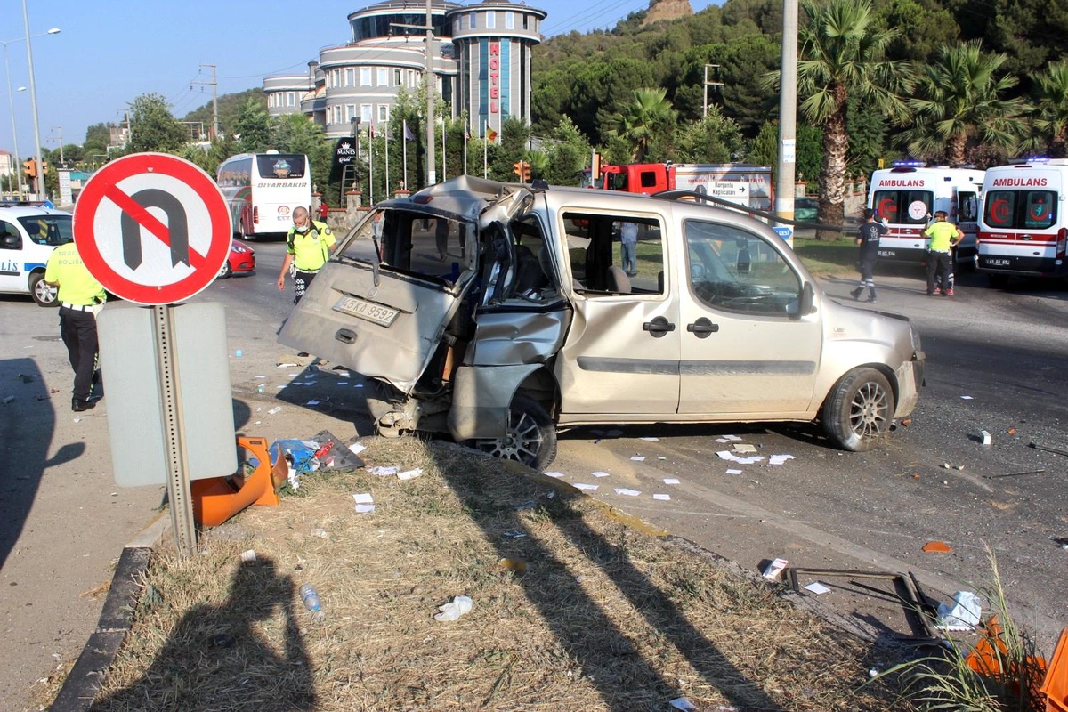 Manisa\'da 3 araçlı zincirleme kaza: 2 yaralı