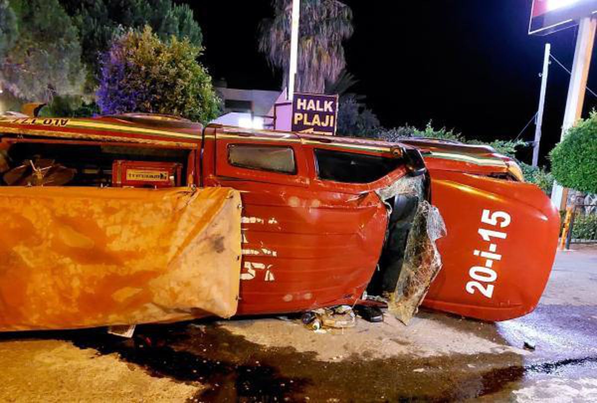 Mersin\'deki yangına gitmeye çalışan ekip kaza yaptı: 2 yaralı
