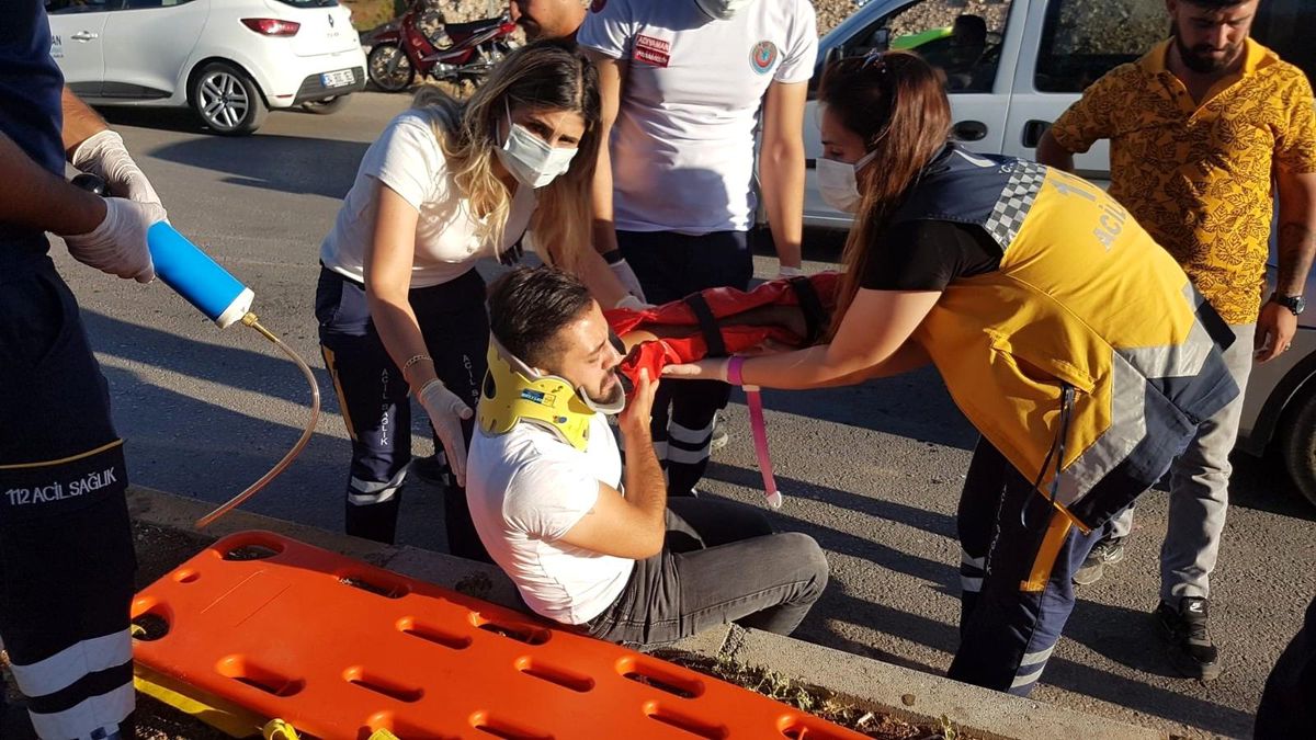 Motosiklet refüje çarptı: 2 yaralı
