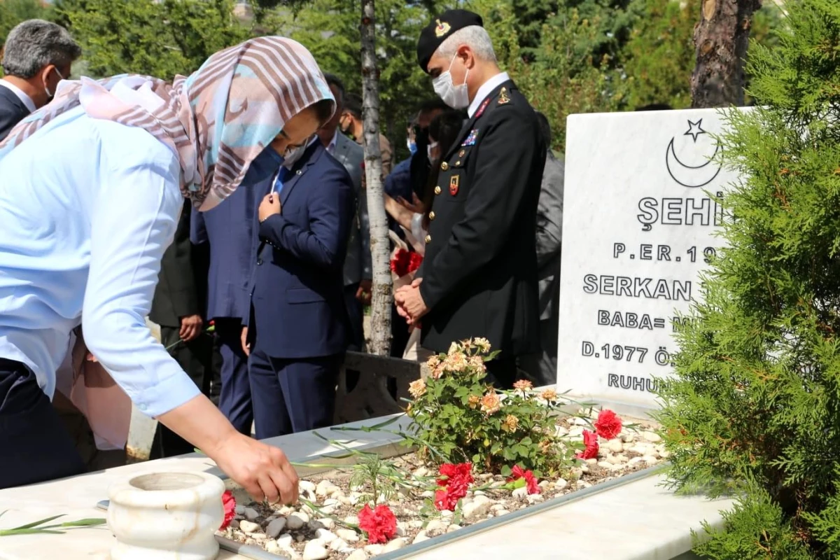 15 Temmuz Demokrasi ve Milli Birlik Günü kapsamında Ege\'deki şehitliklerde anma törenleri düzenlendi