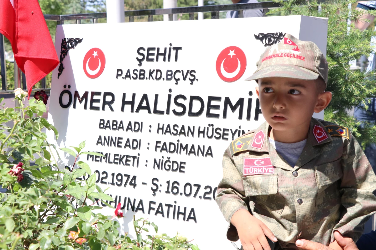 "Ömer Halis" adı verilen çocuklar kahraman adaşlarının kabrini ziyaret etti