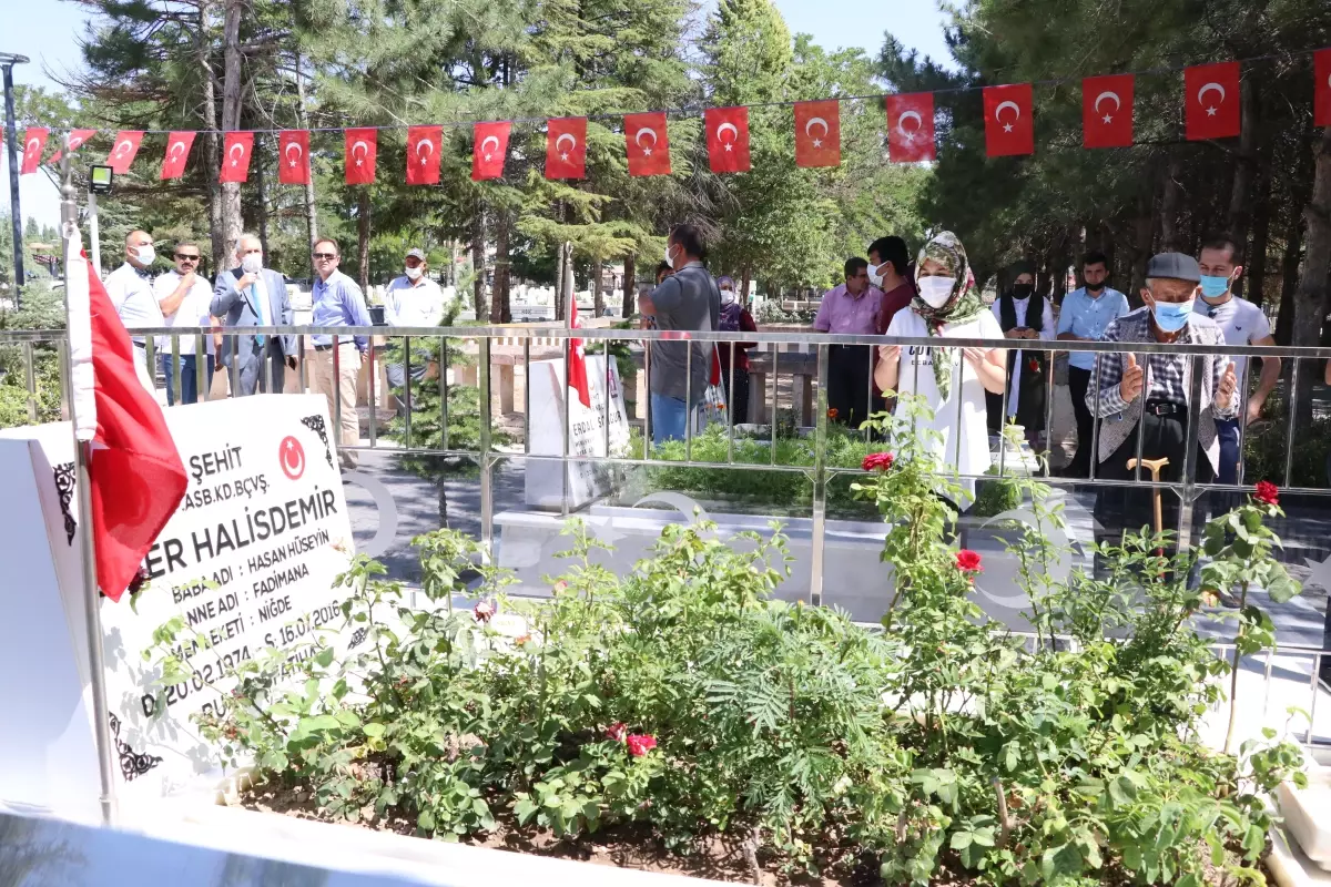 Ömer Halisdemir\'in kabrine gurbetçi ziyaretçi ilgisi