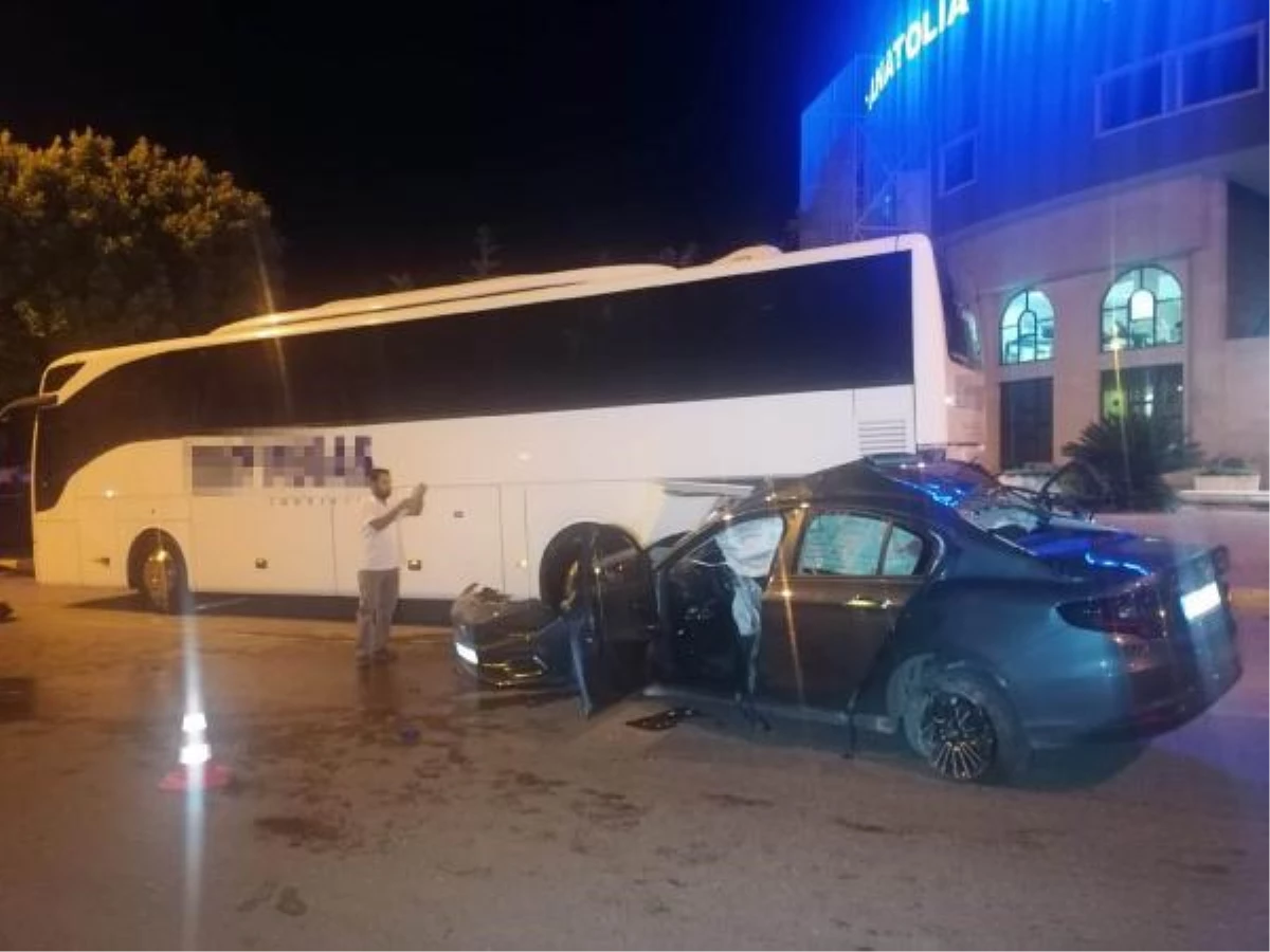 Otomobil önce refüje, ardından otobüse çarptı: 1 ölü, 2 yaralı