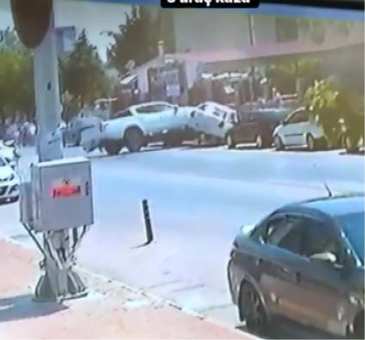 Son dakika haber | Otoparkta kontrolden çıkan aracın kazası kamerada
