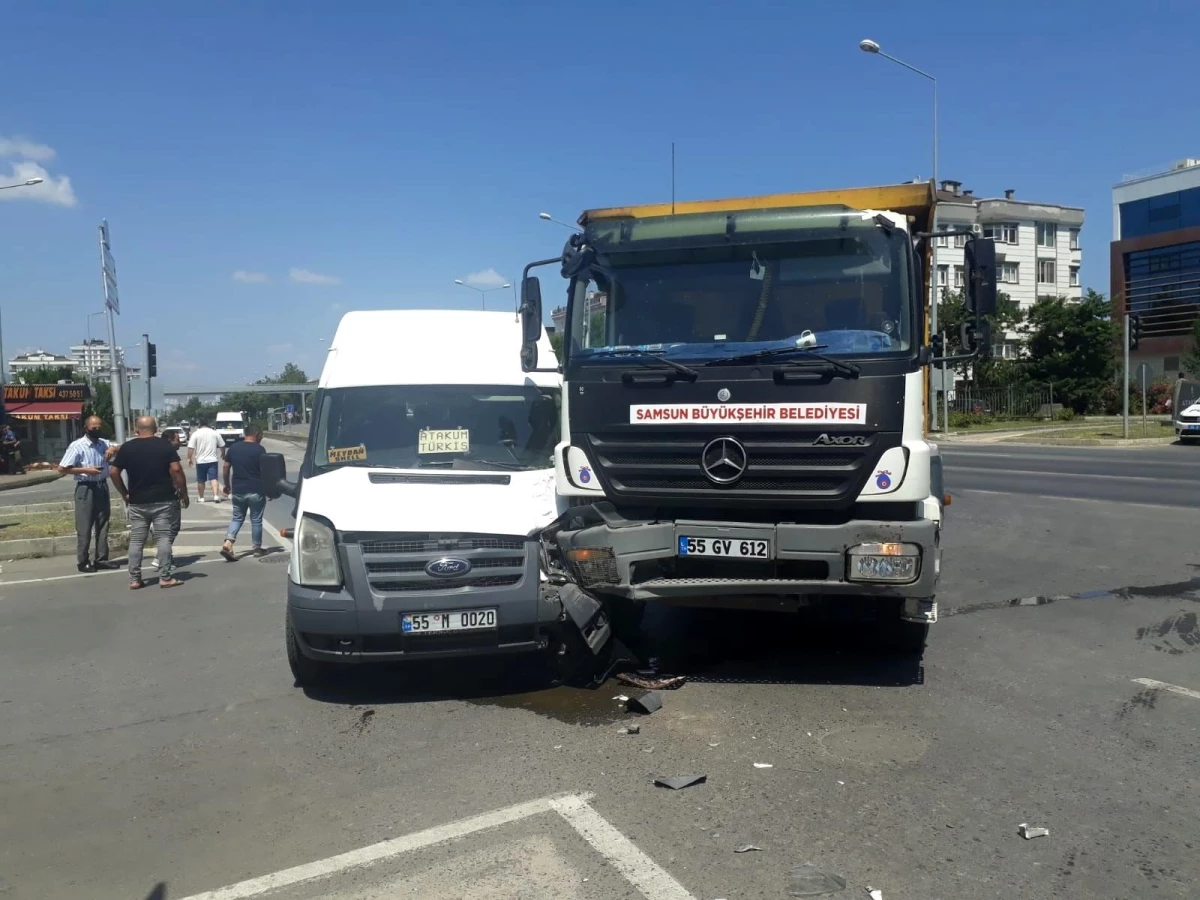 Samsun\'da dolmuş minibüs ile kamyon çarpıştı: 2 yaralı
