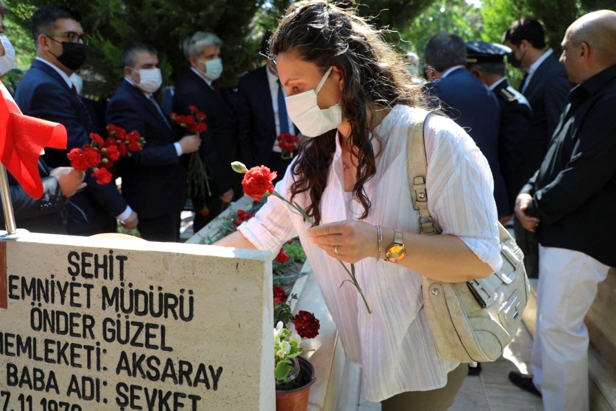 Son dakika... Şehit amcasının mezarını ziyaret eden minik Öykü duygulandırdı