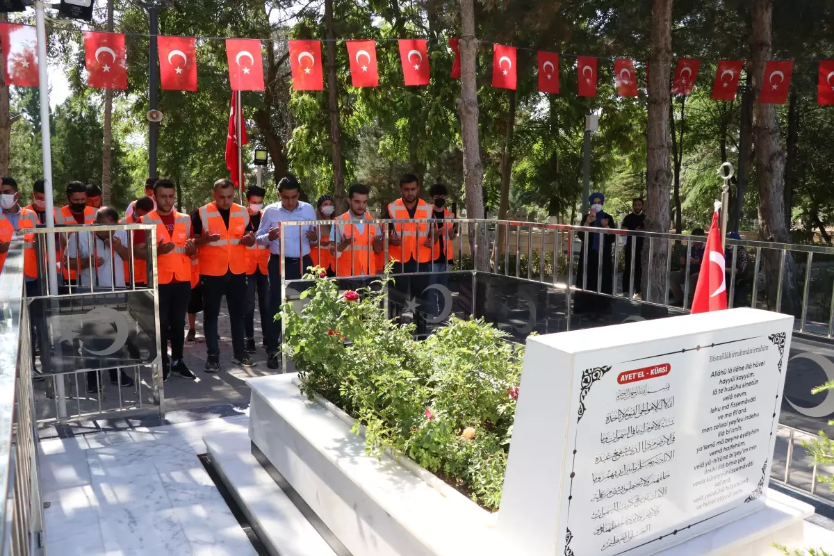 Şehit Ömer Halisdemir\'in kabrine ziyaretçi akını