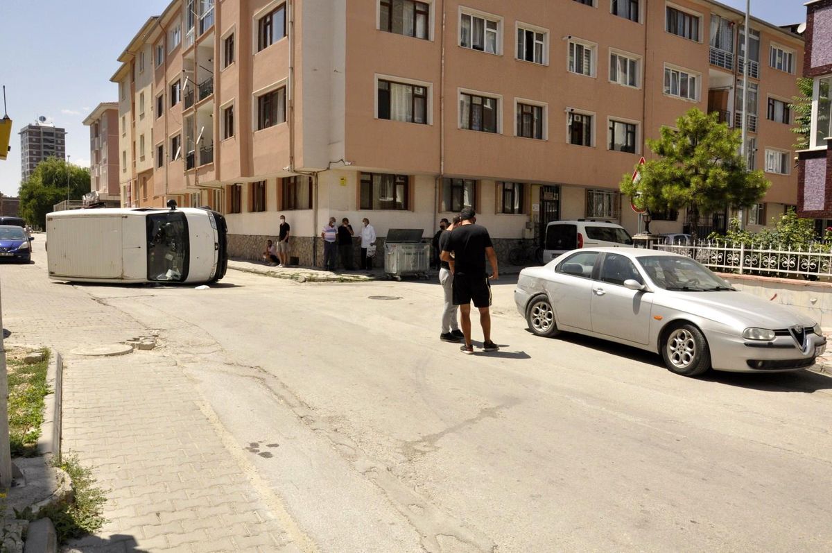 Seyir halinde sürücü değiştirmeyi denediler, kaza yaptılar