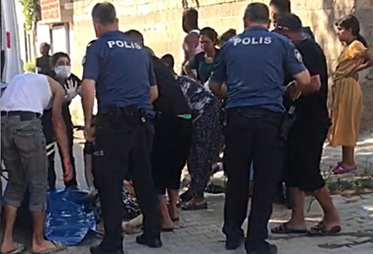Sokak ortasında eşini bıçakla yaraladı