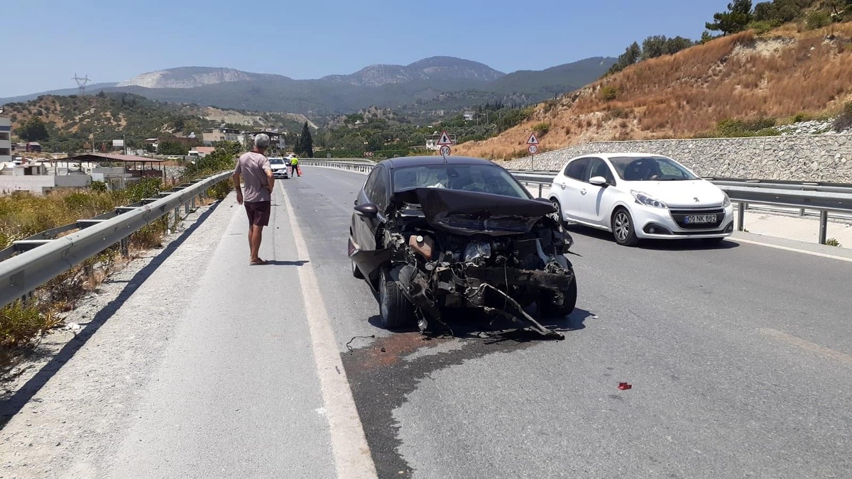Söke\'deki kazada otomobil bariyerlere çarptı