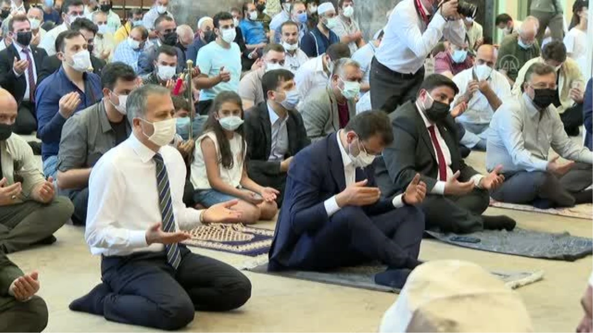 Taksim Camisi\'nde 251 şehit için okunan 251 hatmin duası yapıldı