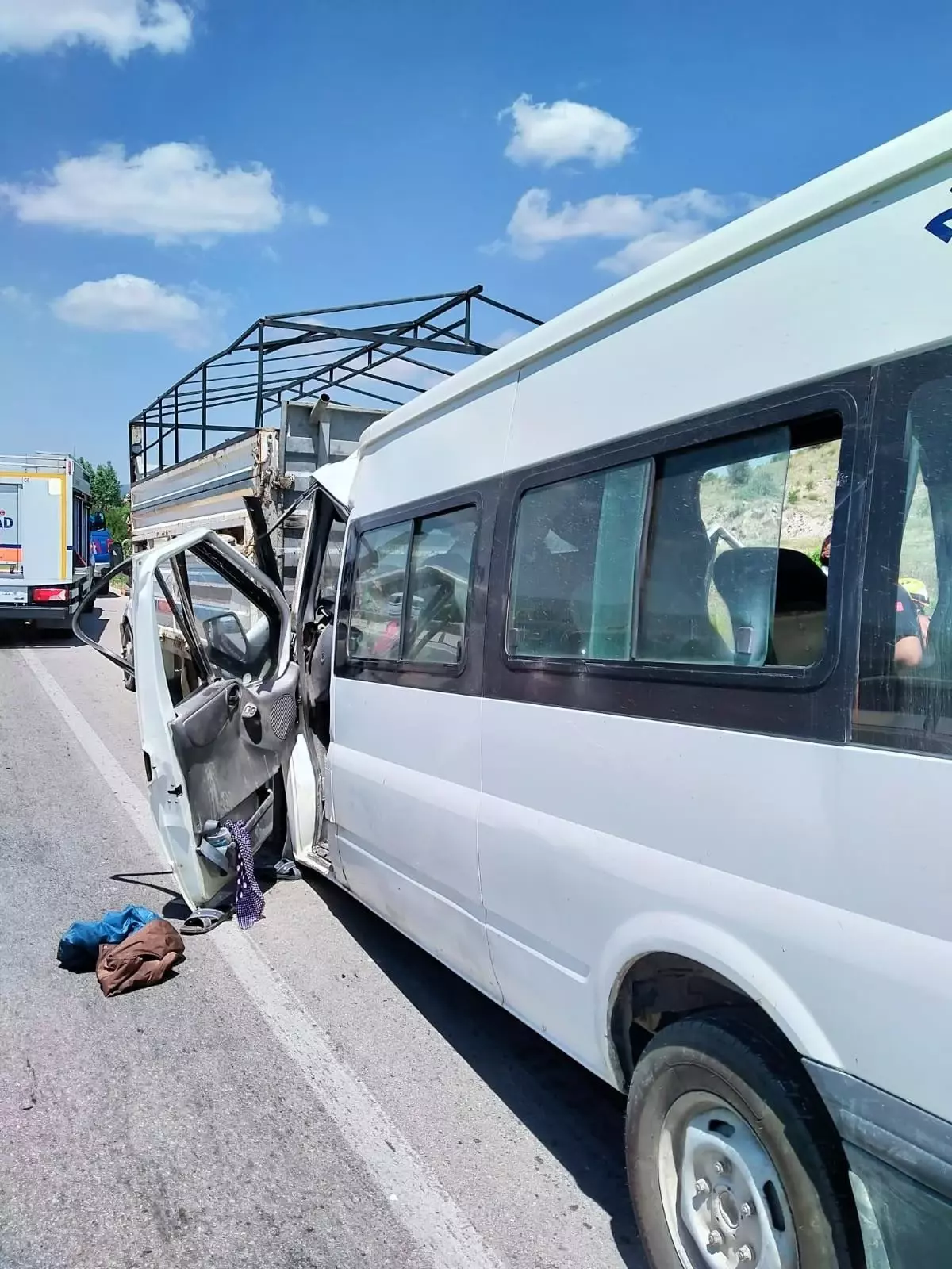 Tarım işçilerini taşıyan minibüs kamyonete arkadan çarptı, 17 kişi yaralandı