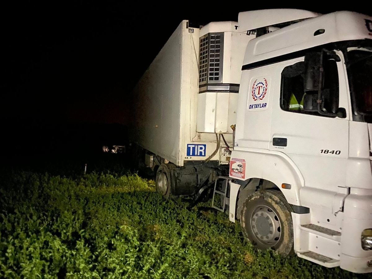 Tırın akaryakıt deposu yerinden koptu, kilolarca yakıt tarlaya döküldü