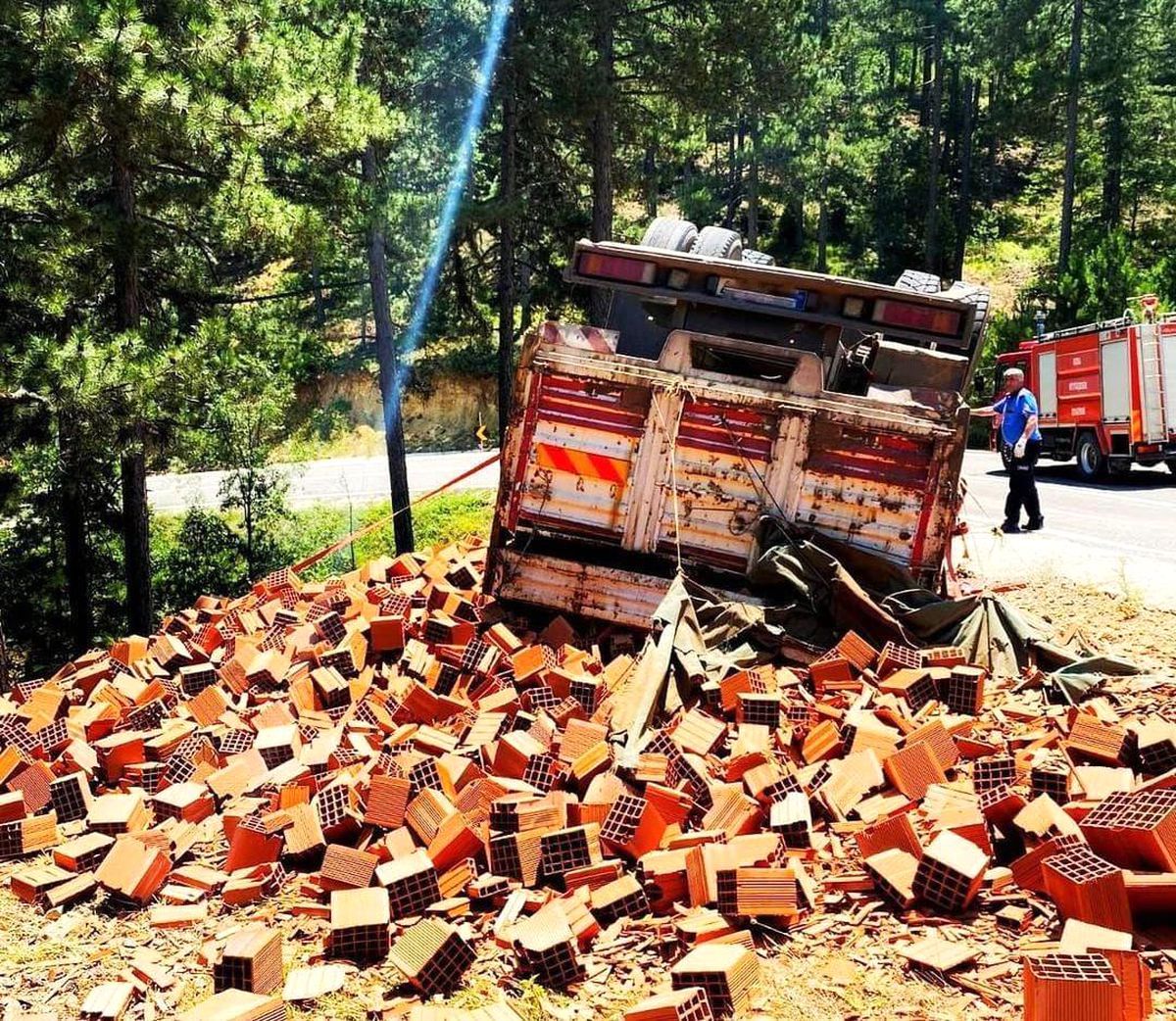 Tuğla yüklü kamyon devrildi: 4 yaralı