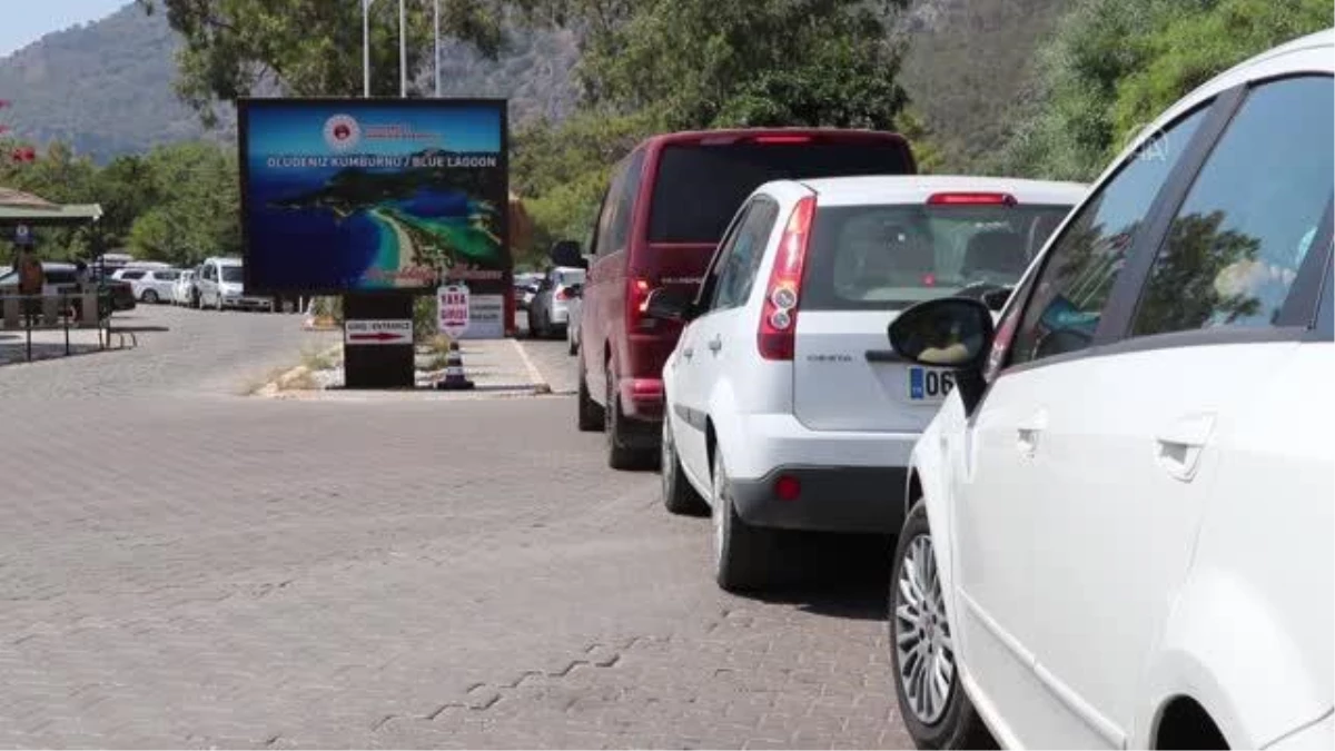 Son dakika haberleri | Turistik ilçelerde bayram tatili yoğunluğu - Ölüdeniz\'de 5 kilometre araç uzunluğu oluştu