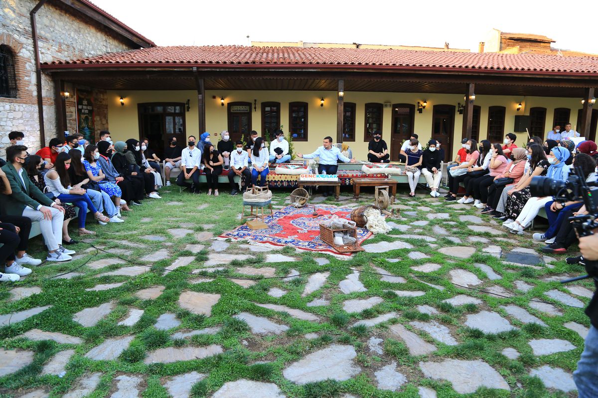 Uşak Belediye Başkanı Mehmet Çakın, gençlerle buluştu