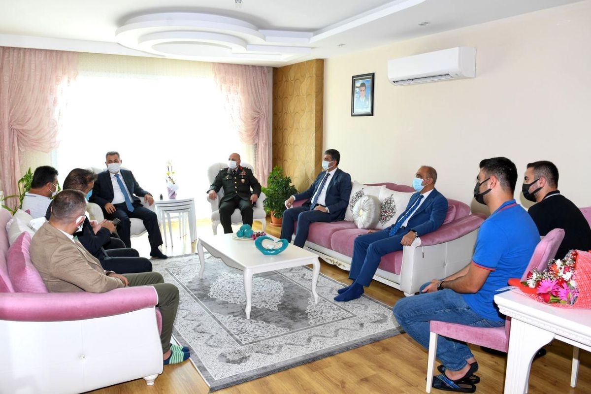 Vali ve emniyet müdürü şehit yakınlarını unutmadı